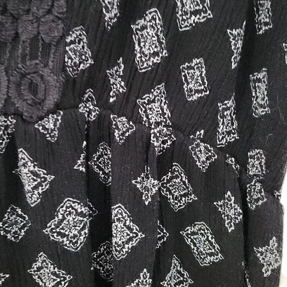 Torrid Black & White Diamond Print Top - Picture 7 of 12